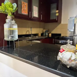 The Journey - Infront Of Tram-metro, Access To Beach, Pool & Gym - Enjoy Our Seaview - Coworking Space - Resident Housekeeping - Inhouse Food Menu - All At Jumierah Beach Residence, Marina Хостел Дубай